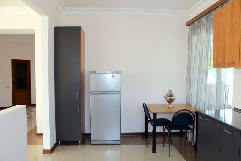 Family & Friends Guest House Dilijan Bagian luar foto